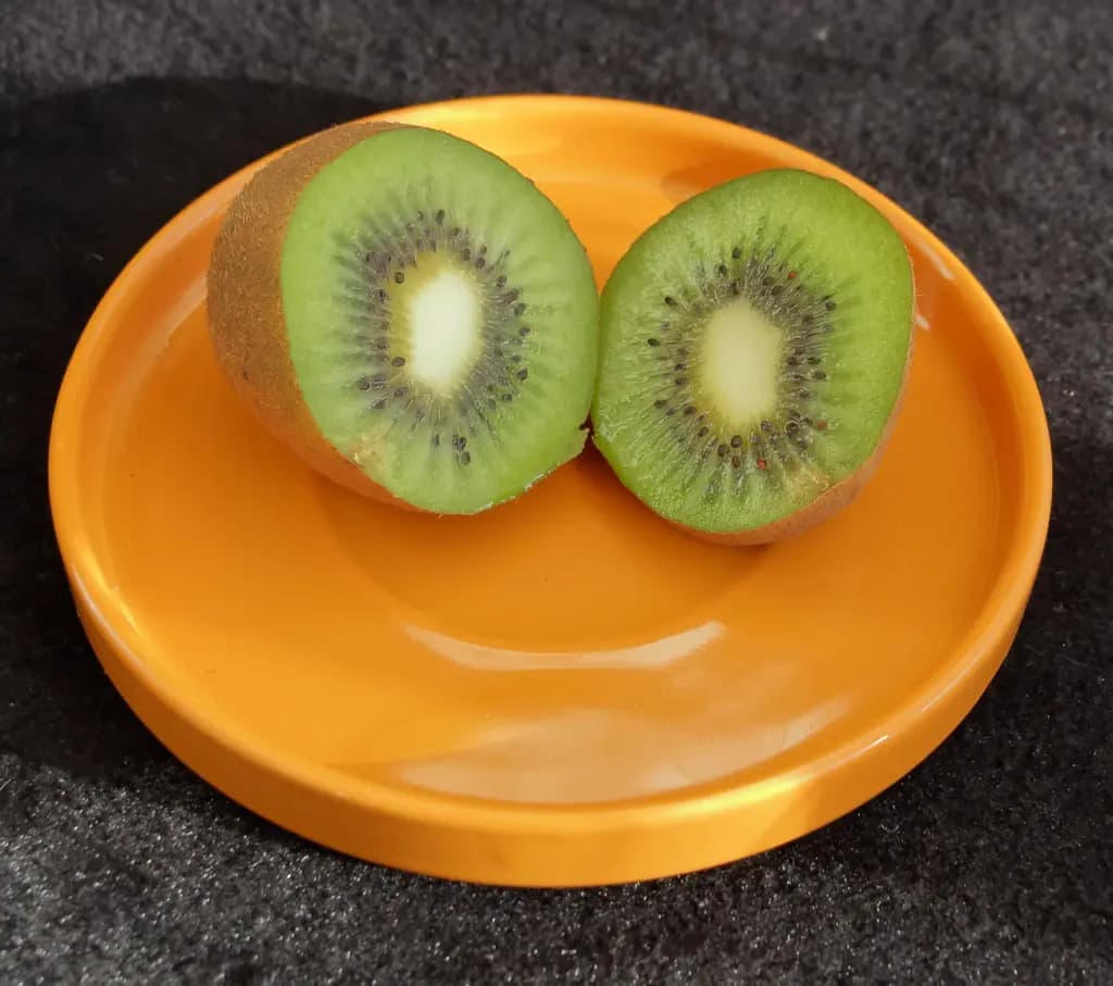 Що відбувається з тілом, якщо їсти ківі перед сном