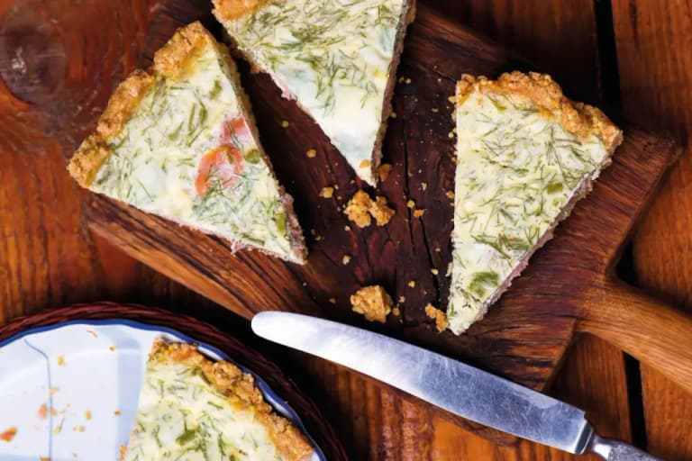 Коли десерт не десерт: рецепт чизкейку з копченим лососем, який ідеально смакуватиме під келих ігристого