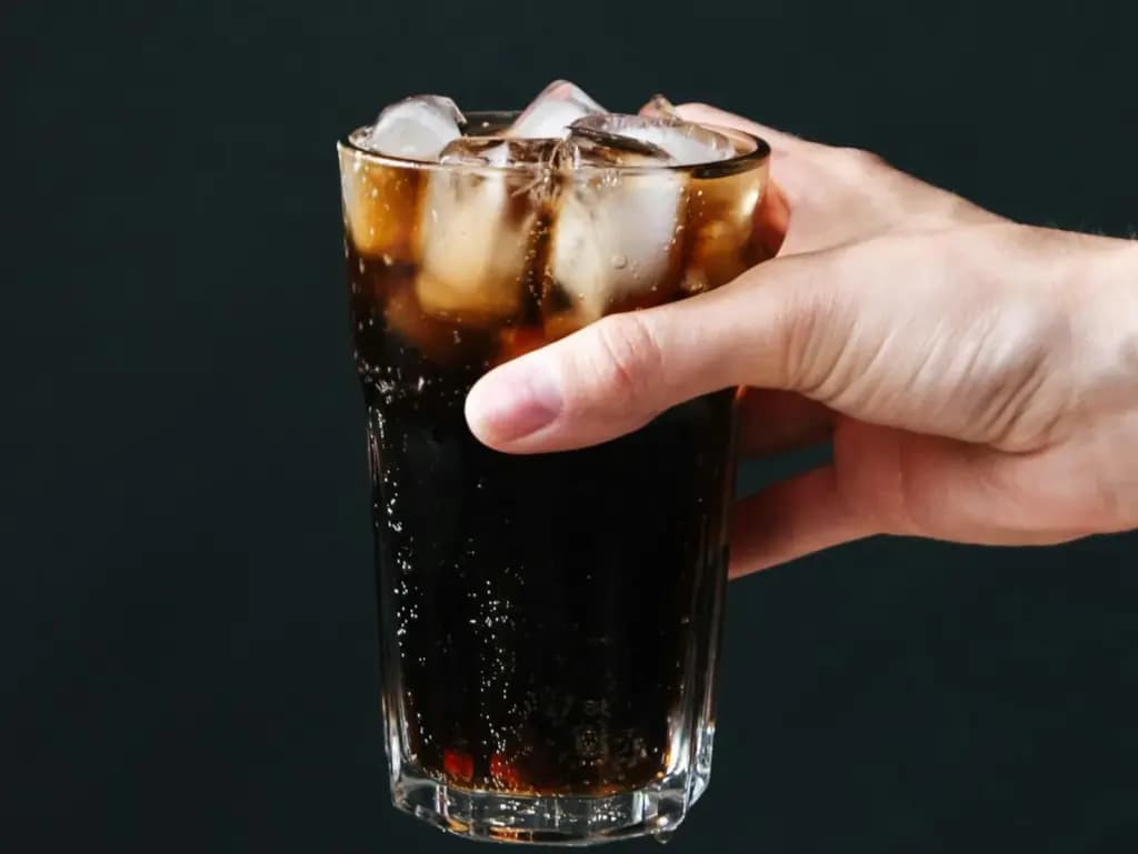 Без цукру, але не без шкоди: що дієтична газована вода робить з вашим організмом