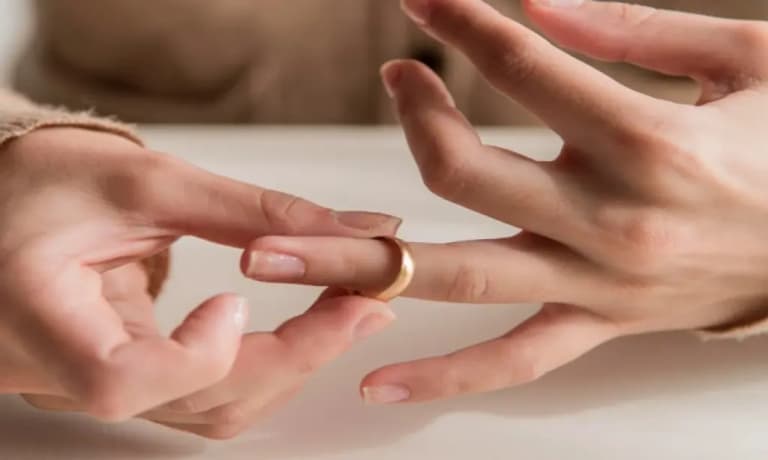 Що означає сон про каблучку на пальці — можливі тлумачення сну