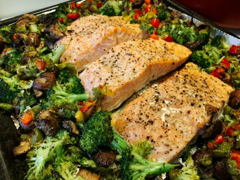 Мінус 10 років у тарілці: з чим їсти жирну рибу, щоб зморшки зникали вдвічі швидше