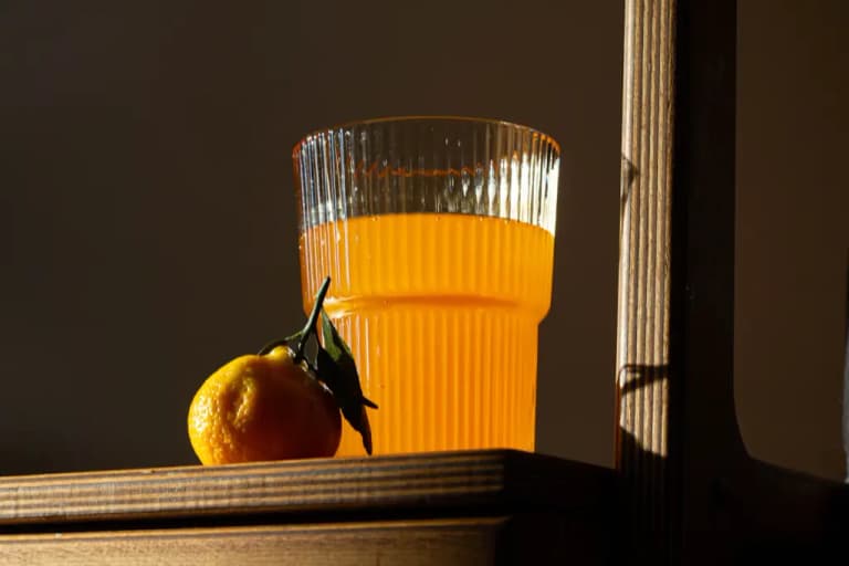 Ілюзія здоров’я: чому «свіжий» фреш натщесерце — це удар по шкірі та шлунку