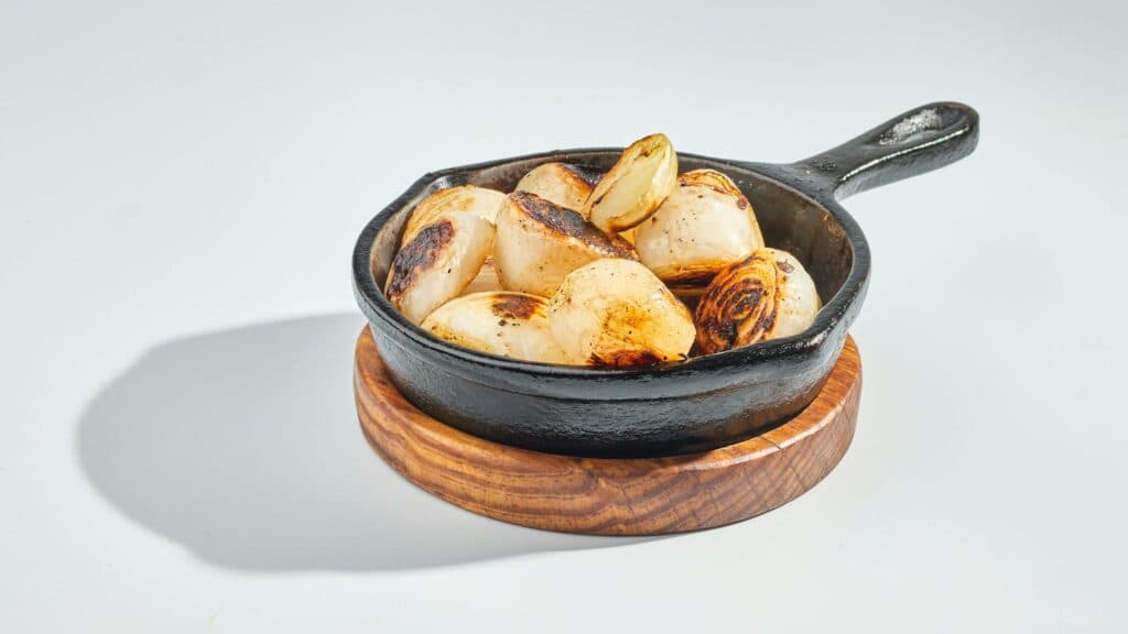 Як швидко карамелізувати цибулю: покрокова інструкція з використанням секретної дрібки