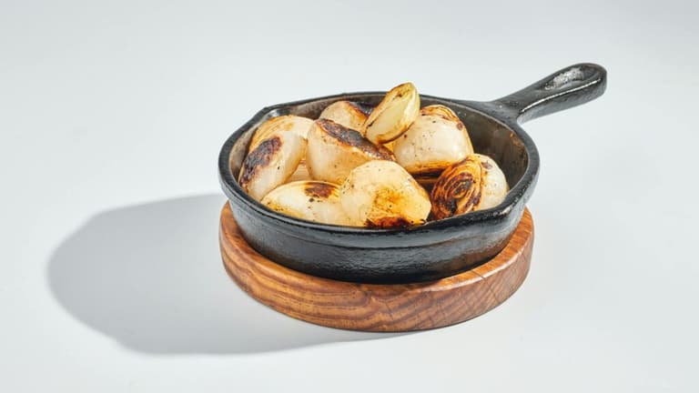 Як швидко карамелізувати цибулю: покрокова інструкція з використанням секретної дрібки