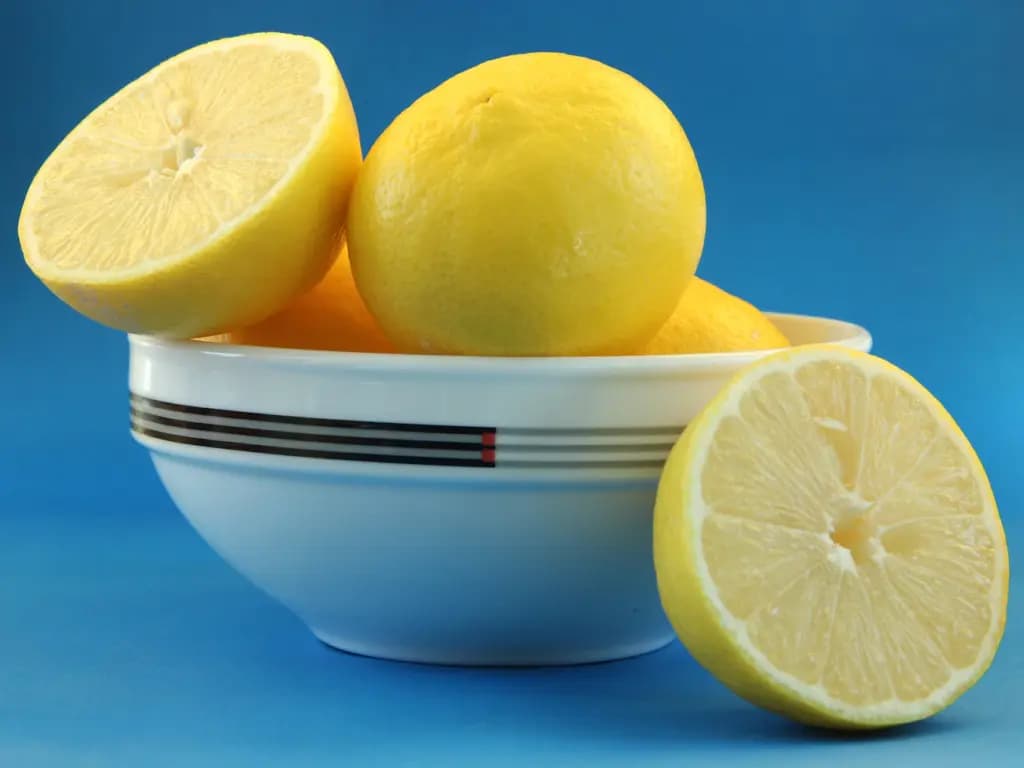 Блиск за 5 хвилин: навіщо досвідчені господині кладуть лимон у мікрохвильовку