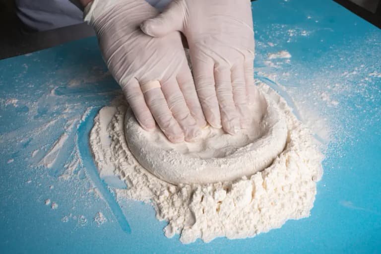 Чому не піднімається тісто: 3 приховані помилки, які псують вашу випічку