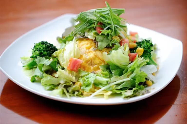 Ефект хрускоту: як жменя сухариків перетворює звичайні овочі на ресторанну страву