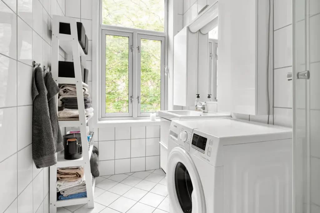 Несподіваний результат: що насправді стається з одягом після прання з содою