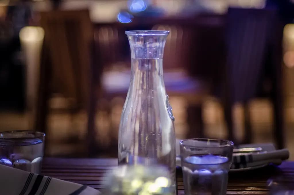 Чому не можна пити холодну воду під час їжі: вплив на вагу та травлення