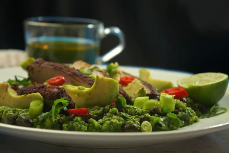 Чи можна пити воду під час їжі: відповіді дієтологів та останні дослідження