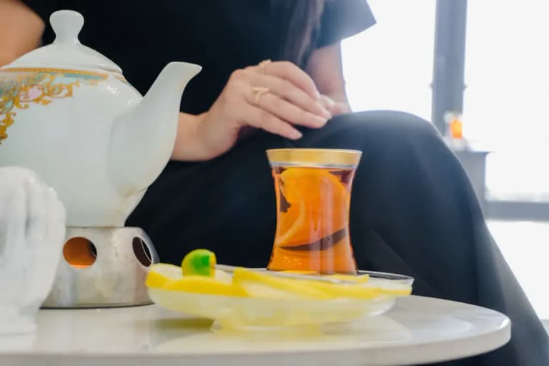 Що не можна їсти з чаєм: список шкідливих поєднань продуктів