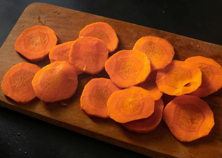 Сира морква — це міф: чому ви роками їли цей овоч неправильно