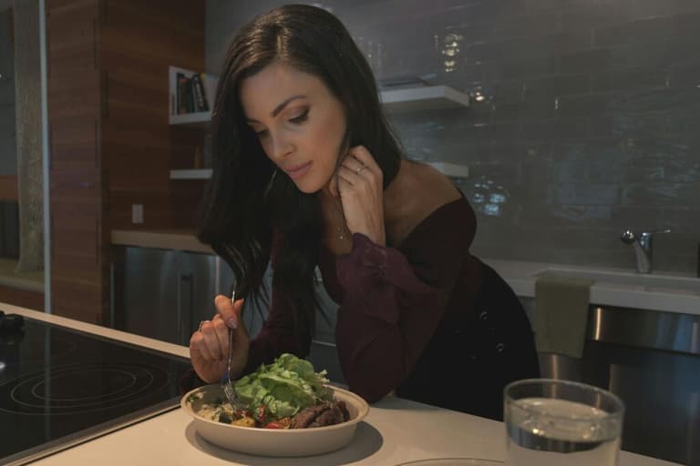 Не їсти після 18:00? Чому це правило шкодить вашому схудненню