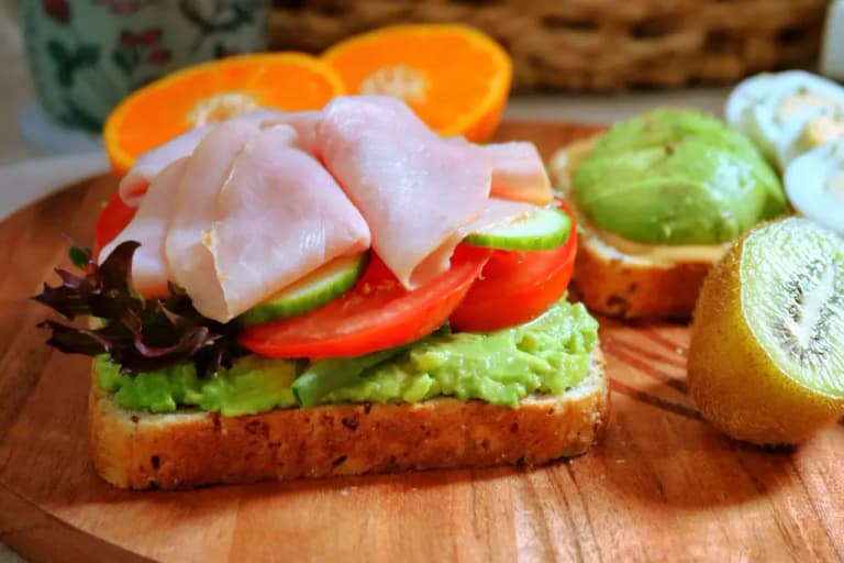 Авокадо проти майонезу: як проста заміна в салаті допоможе скинути вагу