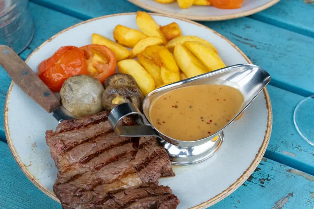 Чому не можна запивати м’ясо молоком: головні причини