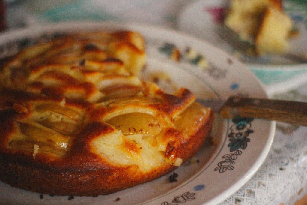 Ваш пиріг з яблуками знову «поплив»? 3 хитрощі, які врятують тісто