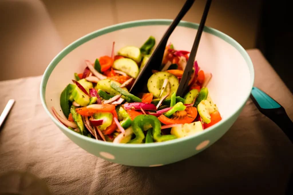 Ваш салат гальмує схуднення? Неочевидна правда про сирі овочі