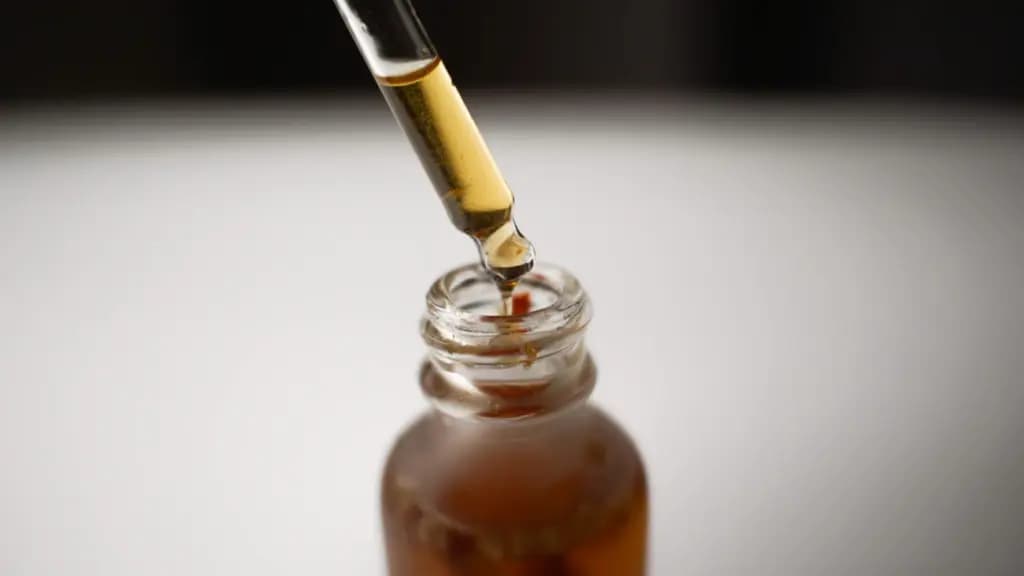 Перевірка меду йодом: 3 краплі, що врятують від підробки (але є нюанс)