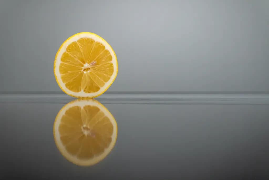 Лимон проти мікрохвильовки: як відмити жир за 5 хв без хімії