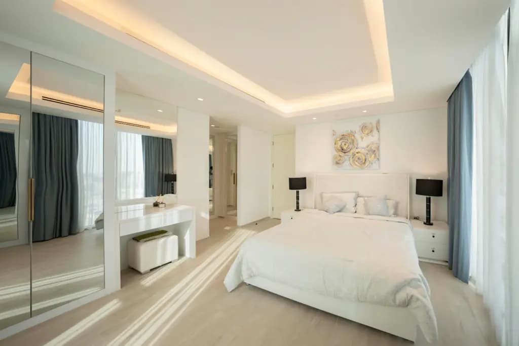 Дзеркальна шафа навпроти ліжка: 7 помилок і чому це не фен-шуй