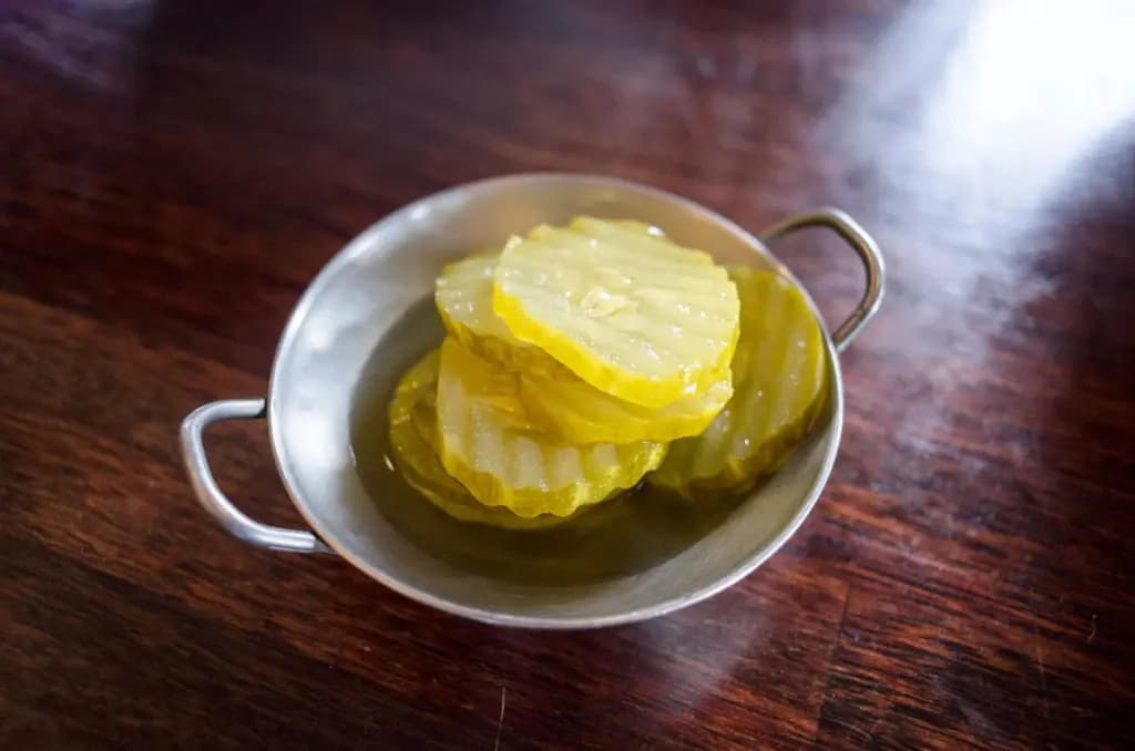 Мариновані кабачки з куркумою: ресторанний секрет хрускоту