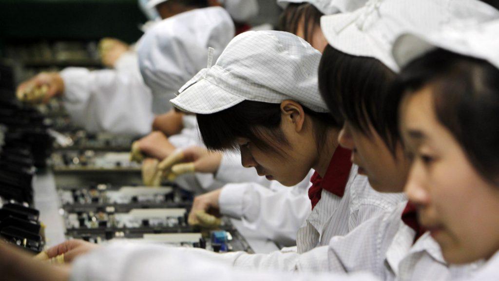 Apple планує автоматизувати складання iPhone, скоротивши 50% працівників