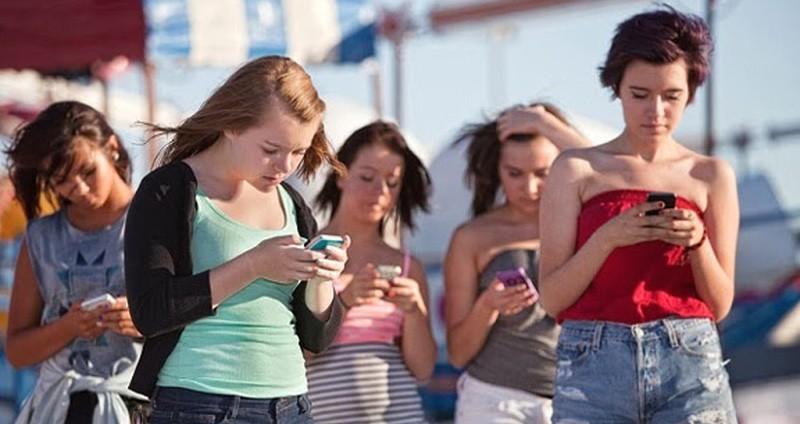 Вчені радять не давати дітям смартфон до 13 років