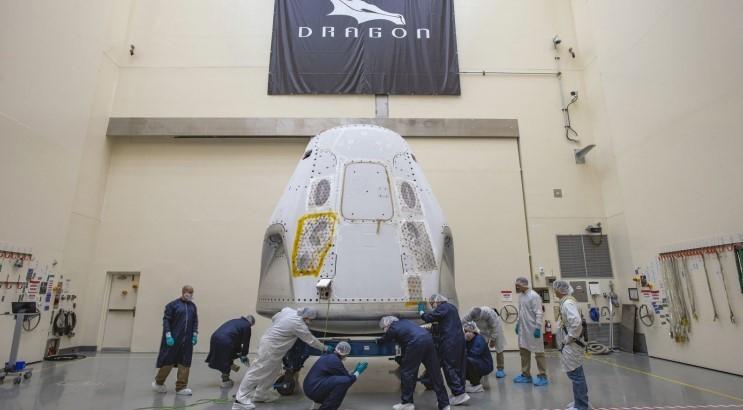 SpaceX показала космічні капсули для майбутніх пілотованих місій