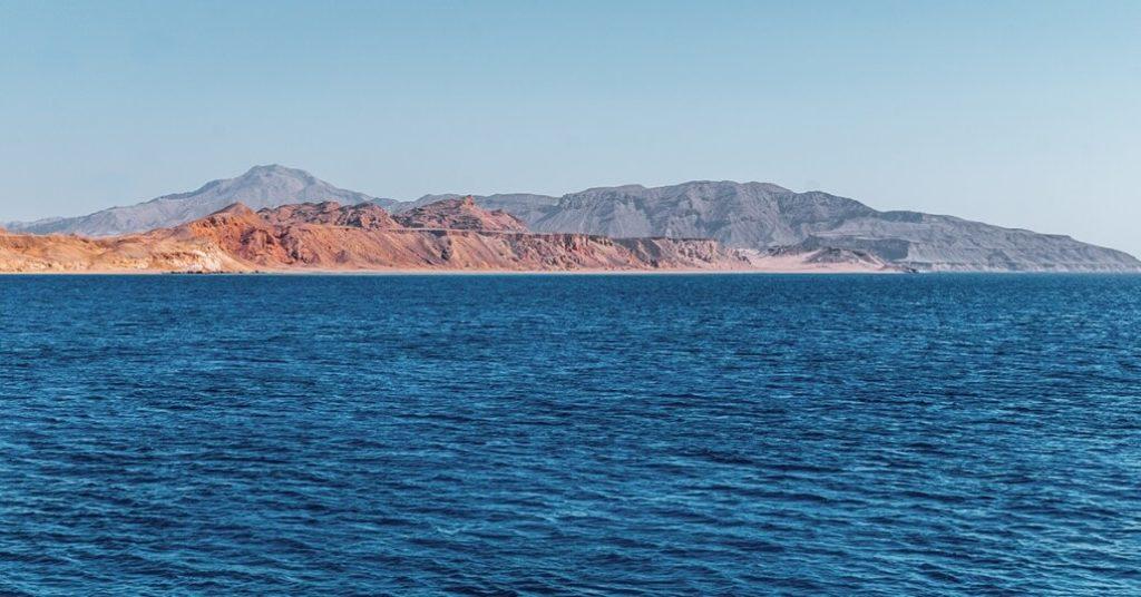 Стало відомо, чому береги Червоного моря стають рожевими