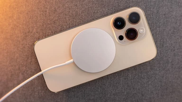 Експеримент поставив крапку у суперечці про шкоду швидкої зарядки смартфонів