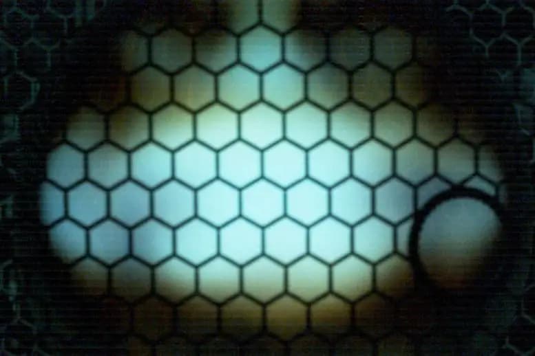 Вчені припускають існування «ідеального скла», яке поводиться як кристал