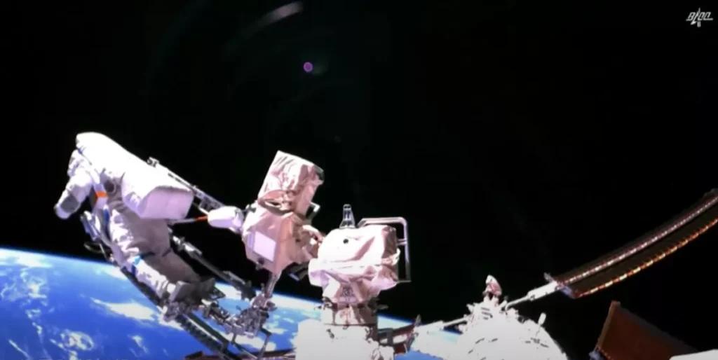 Китайська місія Shenzhou-18 пристикується до космічної станції