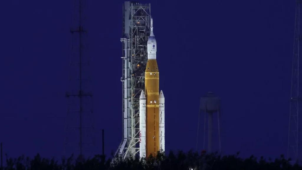 NASA зупинило складання місячної ракети