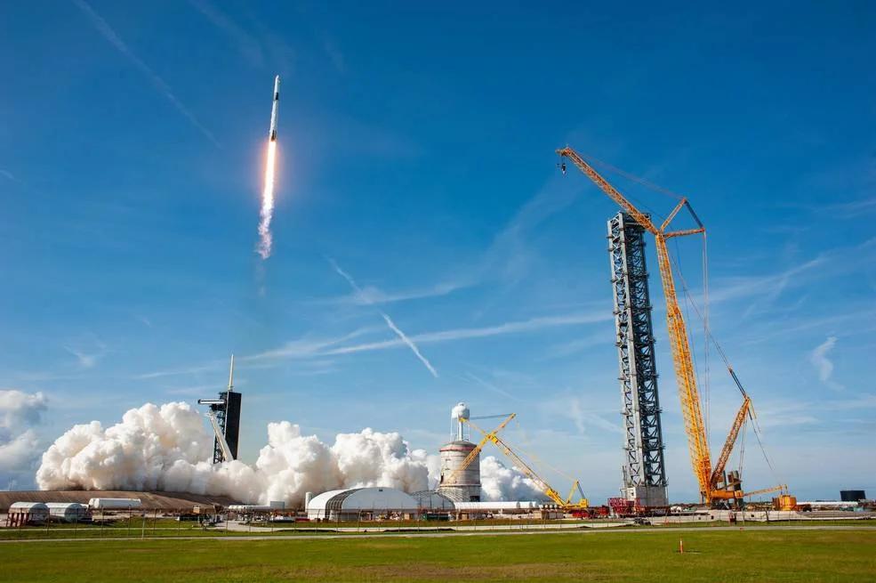 SpaceX відправляє місячний апарат Blue Ghost в історичну подорож