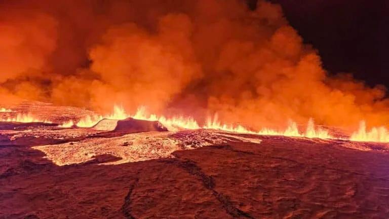 Вчені: Марс колись був покритий активними вулканами