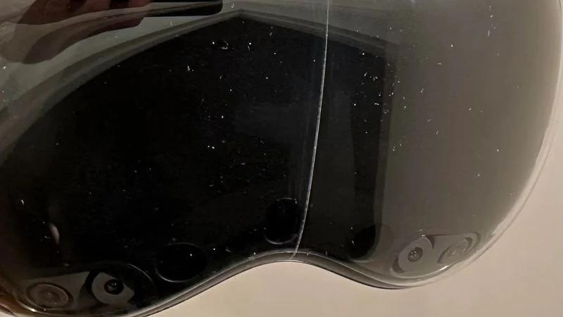 На кількох пристроях Apple Vision Pro з’явилися однакові тріщини на захисному склі