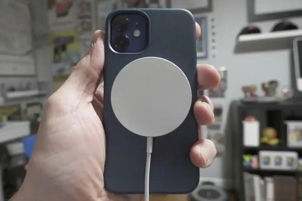Apple прискорила бездротову зарядку iPhone 12