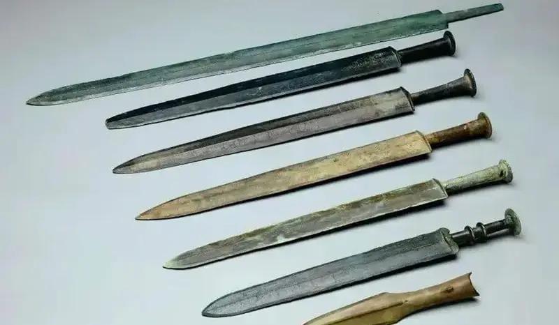 У Китаї розкопано 2000-річні гробниці, наповнені зброєю