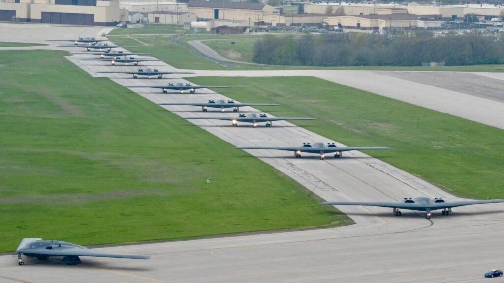 Американці вперше провели навчання з одночасним вильотом 12 стелс-бомбардувальників B-2 Spirit