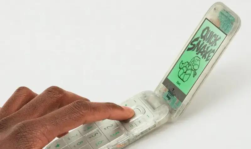 HMD випустила розкладачку Boring Phone з прозорим корпусом і кнопками