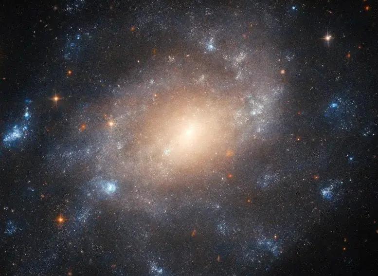 Hubble розкриває сяюче ядро ​​історичної спіральної галактики