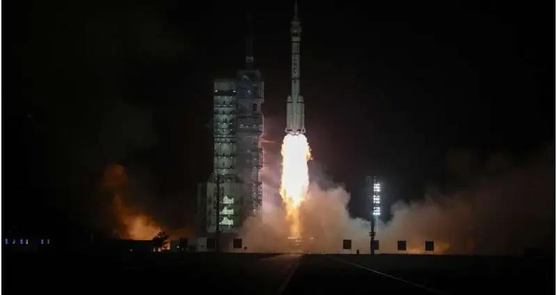 Китай запускає екіпаж із трьох осіб на свою космічну станцію
