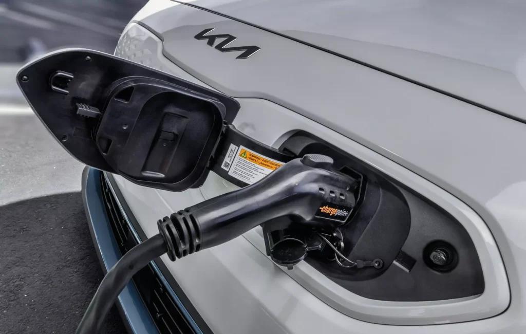 Kia попереджає власників електромобілів Niro не заряджати авто в приміщенні