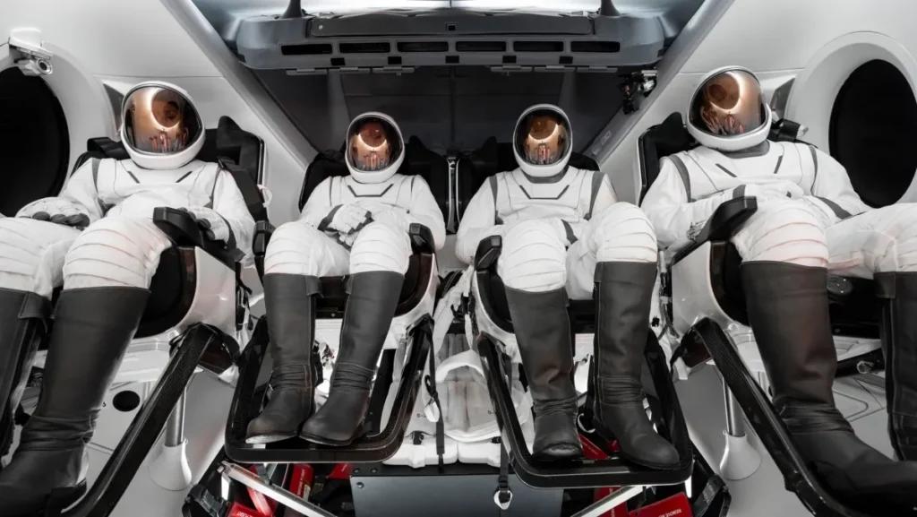 SpaceX представила новий скафандр EVA