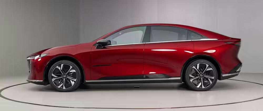 З’явилися перші фото Mazda EZ-6