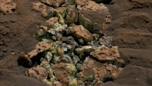 Марсохід NASA Curiosity випадково виявив ультрарідкісні кристали сірки на Марсі