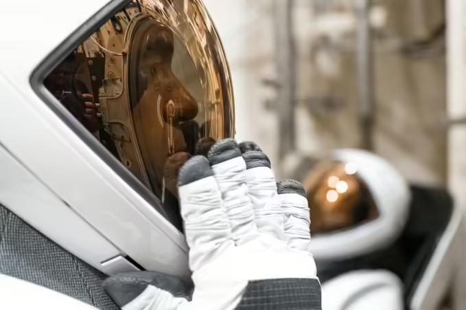 Нові скафандри SpaceX EVA готові для виходу у відкритий космос