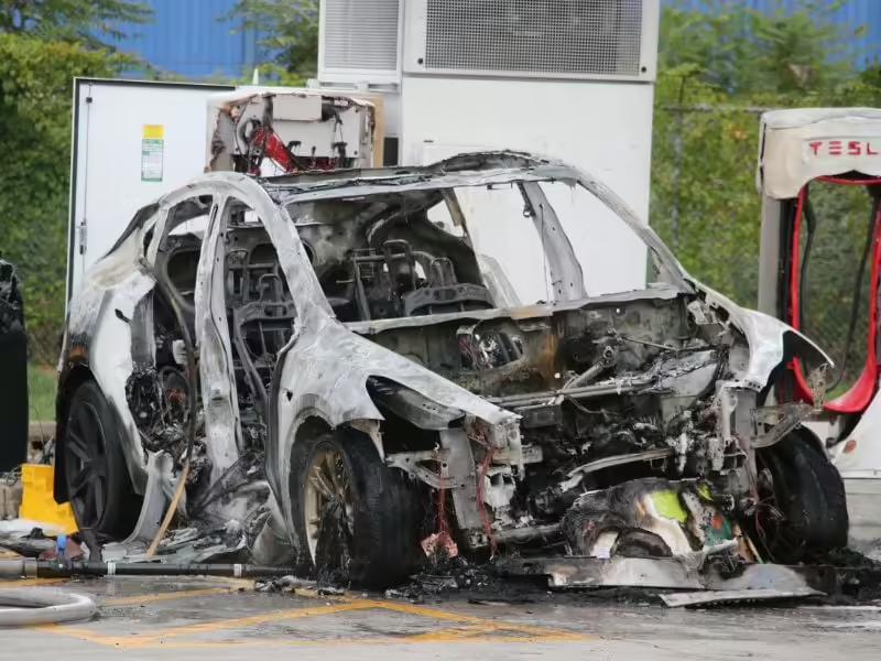 Tesla Model Y загорілася під час зарядки на зарядній станції