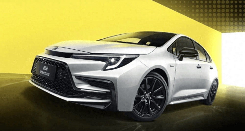 Представлений двомоторний седан Toyota Levin Knight Edition