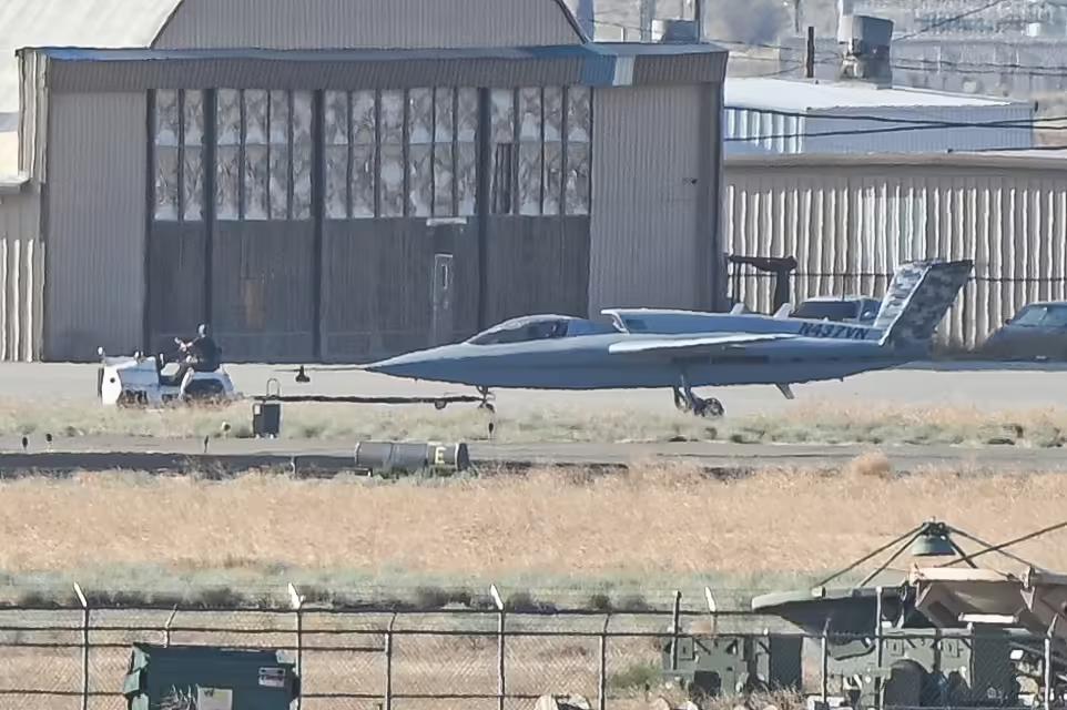 Опубліковано перші знімки нового стелс-дрону Northrop Grumman